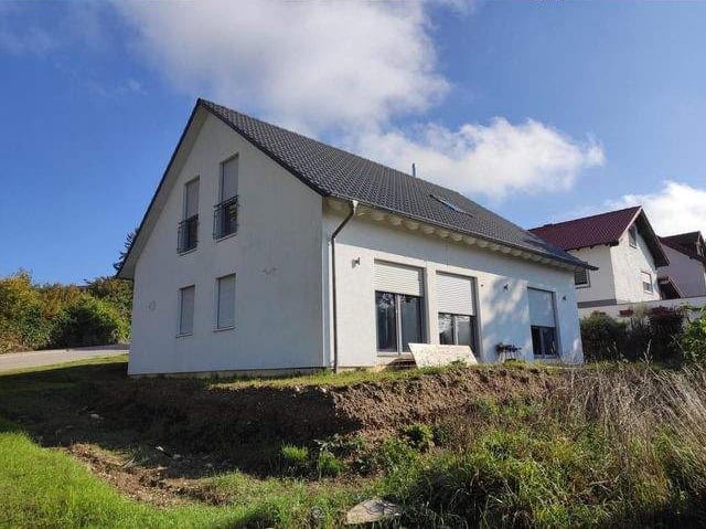 Modernes Einfamilienhaus in Deutschland mit großzügigem Garten und energieeffizienter Bauweise, ideal für Familien oder Investoren.