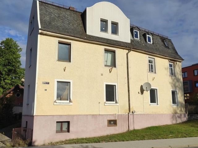 Mehrfamilienhaus in Deutschland mit modernem Dachgeschossausbau, ideal für Investoren und Familien. Energieeffiziente Immobilien in zentraler Lage, attraktive Immobilienangebote auf deutsche-immobilien.gmbh.