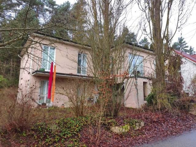 Ehemaliges Mehrfamilienhaus in grüner ruhiger Lage, ideal für Investoren oder Renovierungsprojekte in Deutschland, mit großem Garten und gepflegter Umgebung.